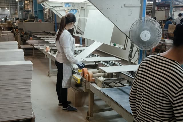 Porcelain tiles inspected on a production line for an apartment project order